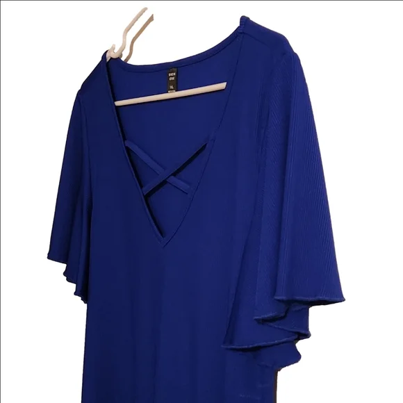 SHEIN Curve Plus Solid Criss Cross Top - Picture 2 of 7